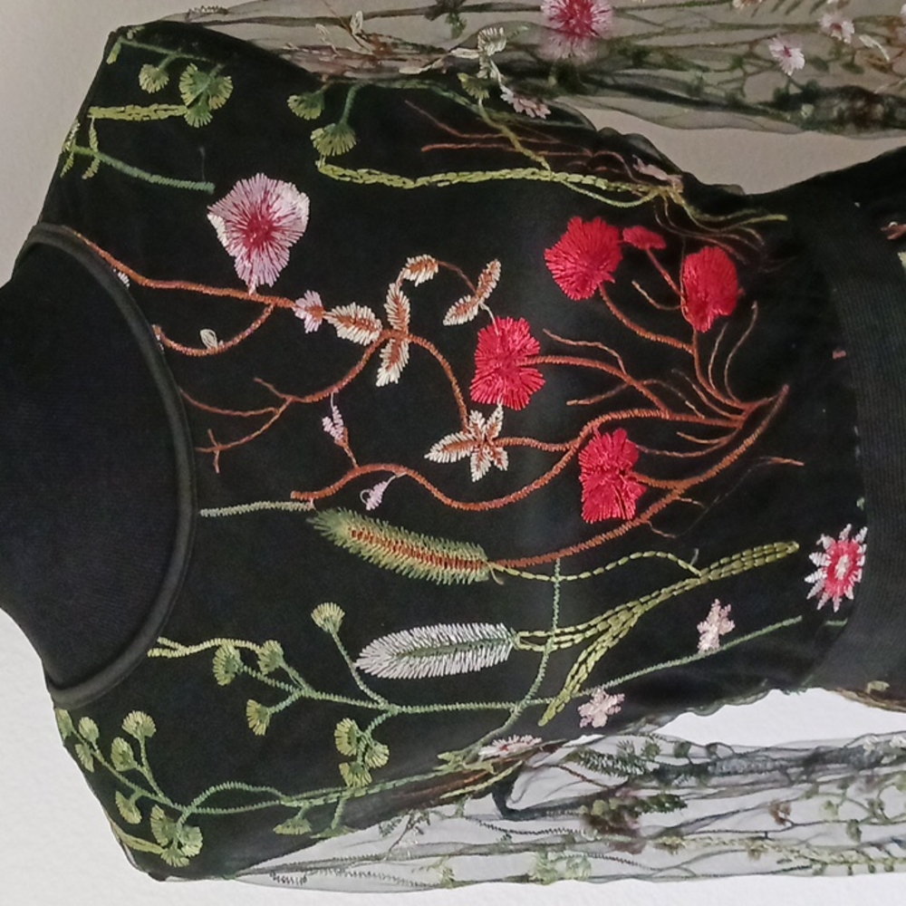 Embroidered tulle dress w flowers - Picture 2 of 11